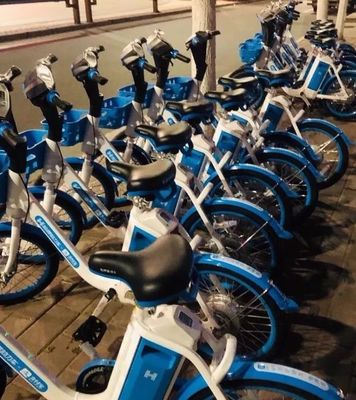 共享电动车亮相濮阳街头，骑行收费与文化用品关联引关注